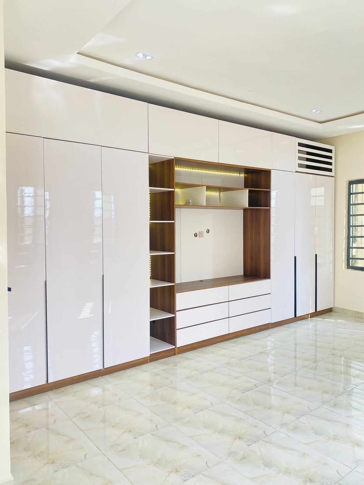 Built-in wardrobe with integrated TV unit